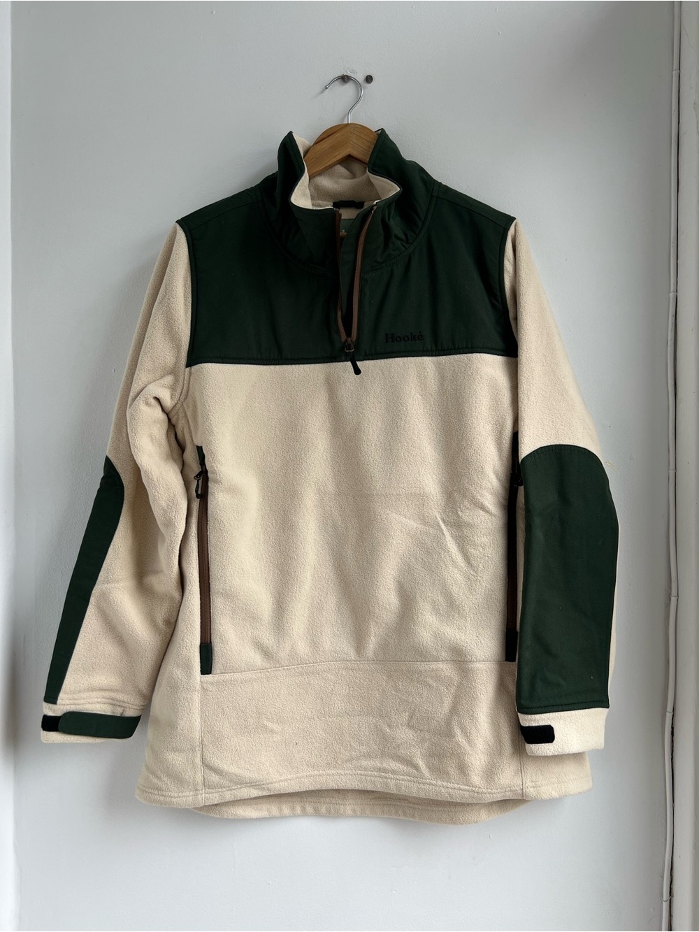 Hooké Cream and Dark Green Fleece Pullover Sweater